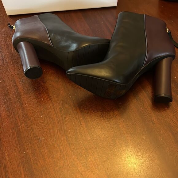 CABI black and plum leather 4” heel booties with back zipper Size 9.5 M NIB - Picture 5 of 11